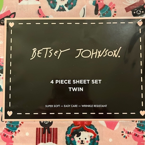 Betsey Johnson Other - Betsey Johnson Holiday Dogs Microfiber Pink/Red Christmas Twin Sheet Set